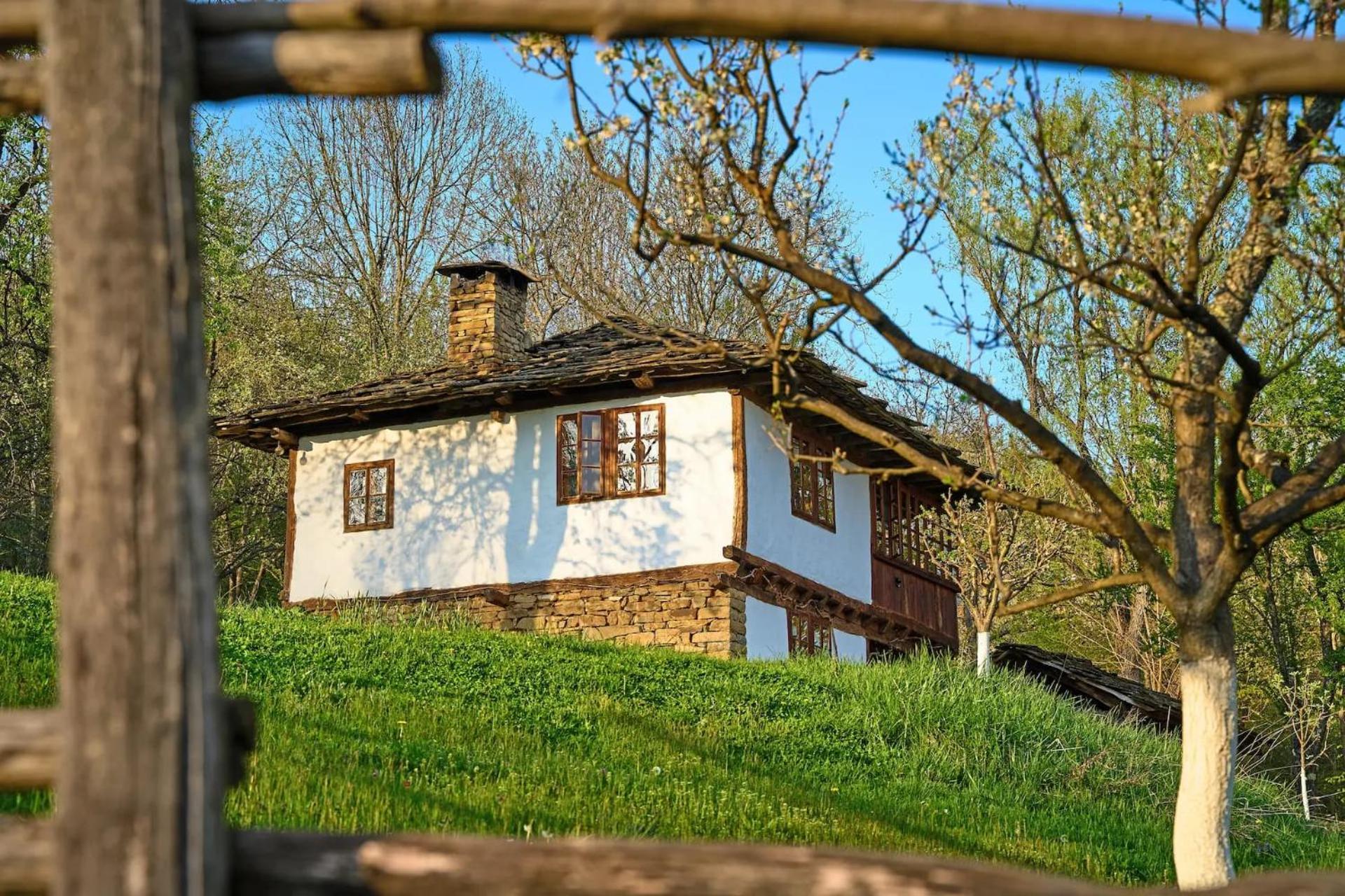 Villa Authentic House With Stunning Mountain View - Karashka à Apriltsi  Extérieur photo